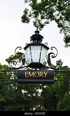 Gate avec lanterne, Emory University, Atlanta, Georgia, USA Banque D'Images