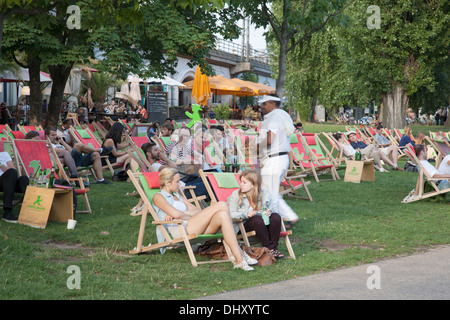 Les gens se détendre dans Jamessimon Park, Berlin, Allemagne Banque D'Images