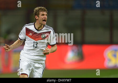 Milan, Italie. 15 nov., 2013. L'Allemagne Thomas Mueller réagit pendant le match de foot entre l'Italie et l'Allemagne au stade Giuseppe Meazza (San Siro) à Milan, Italie, 15 novembre 2013. Photo : Andreas Gebert/dpa/Alamy Live News Banque D'Images