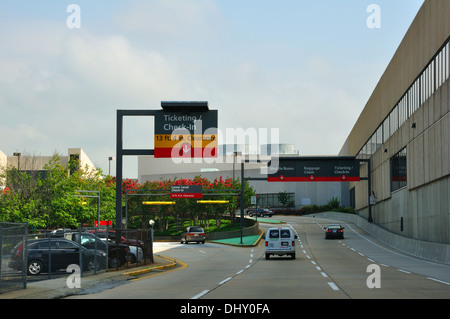 La signalisation routière de l'aéroport d'Atlanta, Atlanta, Georgia, USA Banque D'Images