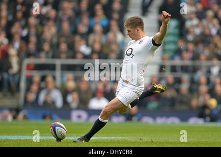 London, UK. 16 Nov, 2013. L'Angleterre Owen Farrell, un coup de mort au cours de la QBE International rugby union match entre l'Angleterre et la Nouvelle-Zélande a joué dans Twckenham Stadium, le 16 novembre 2013 à Twickenham, en Angleterre. Credit : Mitchell Gunn/ESPA/Alamy Live News Banque D'Images