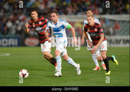 16.11.2013 Sydney, Australie. Melbourne Victory terrain Leigh Broxham en action au cours de la Hyundai une ligue match entre Western Sydney Wanderers FC et Melbourne Victory FC du Pirtek, Parramatta Stadium. Wanderers a gagné 1-0. Banque D'Images