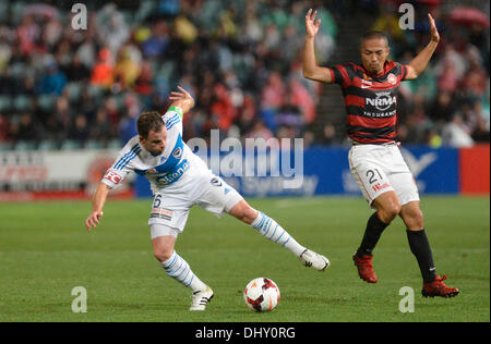 16.11.2013 Sydney, Australie. Melbourne Victory Leigh au poste de milieu de terrain japonais Wanderers et Broxham Shinji Ono en action pendant le match de ligue une Hyundai entre Western Sydney Wanderers FC et Melbourne Victory FC du Pirtek, Parramatta Stadium. Wanderers a gagné 1-0. Banque D'Images