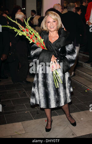 Londres, Royaume-Uni. 15 novembre 2013. Elaine Paige au "Manger, prier, rire !' - Barry Humphries Farewell Tour - presse nuit au London Palladium, Londres - 15 novembre 2013 Photo de Keith Mayhew/Alamy Live News Banque D'Images