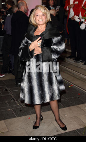 Londres, Royaume-Uni. 15 novembre 2013. Elaine Paige au "Manger, prier, rire !' - Barry Humphries Farewell Tour - presse nuit au London Palladium, Londres - 15 novembre 2013 Photo de Keith Mayhew/Alamy Live News Banque D'Images