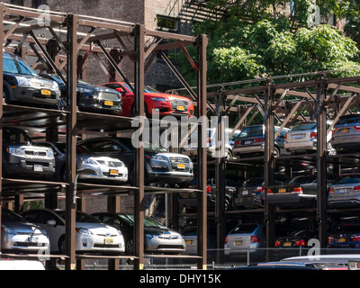 La structure de stationnement de plusieurs étages, NYC Banque D'Images