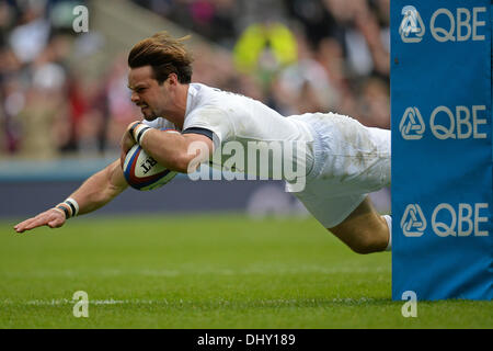 London, UK. 16 Nov, 2013. L'Angleterre Ben Foden, marque un rejeté essayez en QBE International rugby union match entre l'Angleterre et la Nouvelle-Zélande a joué dans Twckenham Stadium, le 16 novembre 2013 à Twickenham, en Angleterre. Credit : Mitchell Gunn/ESPA/Alamy Live News Banque D'Images