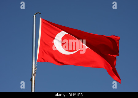 Drapeau turc au vent sur une journée ensoleillée Banque D'Images