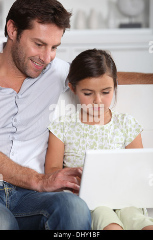 Père et fille à l'aide d'ordinateur Banque D'Images