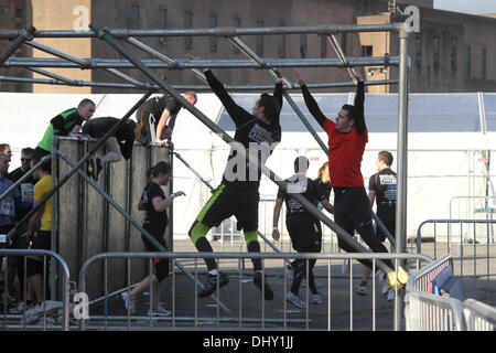 Battersea Park de Londres, UK Le 16 novembre 2013. Les participants prennent part à un cours d'assaut urbain 10k race qui présente de nombreux obstacles, y compris les bains de boue situé autour de la gare Battersea Park Crédit : amer ghazzal/Alamy Live News Banque D'Images