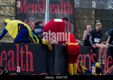 Battersea Park de Londres, UK Le 16 novembre 2013. Les participants prennent part à un cours d'assaut urbain 10k race qui présente de nombreux obstacles, y compris les bains de boue situé autour de la gare Battersea Park Crédit : amer ghazzal/Alamy Live News Banque D'Images