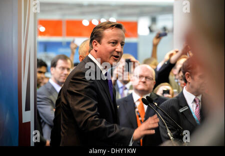 Dubaï, Émirats arabes unis. 16 novembre 2013. Le Premier ministre britannique, David Cameron, d'un bain dans l'eau à la veille du salon aéronautique de Dubaï pour livrer un discours à British exposants. Il s'est arrêté dans l'émirat à son retour de sommet du Commonwealth au Sri Lanka. Le premier ministre soutient la campagne de BAE pour vendre son nouveau chasseur aux EAU ; au milieu de l'optimisme du gouvernement que le Typhoon - construit par BAE, EADS et Finmeccanica, et financé par le Royaume-Uni, l'Allemagne, l'Italie et l'Espagne - sera choisi dans un secteur de plusieurs milliards de dollars avec l'eau. Crédit : Steve Nichols/Alamy Live News Banque D'Images