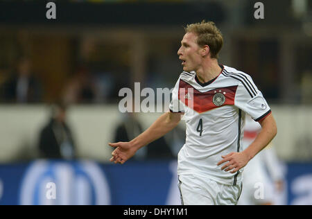 Milan, Italie. 15 nov., 2013. L'Allemagne Benedikt Hoewedes gestes pendant le match de football amical entre l'Italie et l'Allemagne au stade Giuseppe Meazza (San Siro) à Milan, Italie, 15 novembre 2013. Photo : Andreas Gebert/dpa/Alamy Live News Banque D'Images