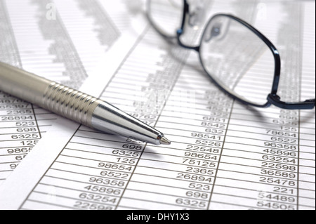 Financement de l'entreprise calcul avec lunettes, stylo et graphique Banque D'Images