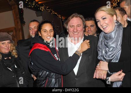 Roxanna (21), fille de Gérard Depardieu, Gérard Depardieu et Kathrin Glock (de gauche à droite), épouse de Gaston Glock Glock 'Fabricant' pistols posent à l'ouverture du traditionnel marché de Noël sur Aiderbichl, le paradis des animaux pour les animaux sans-abri le 14 novembre 2013 dans le village Henndorf près de Salzbourg en Autriche. Banque D'Images