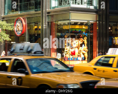 Traffic and Build-A-Bear Workshop Store sur Fifth Avenue, NYC, États-Unis 2013 Banque D'Images