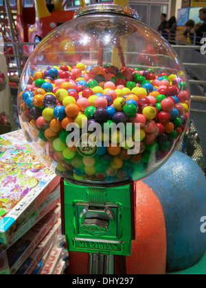 Gumball Machine, Toys R Us Store intérieur, de Times Square, New York, USA Banque D'Images
