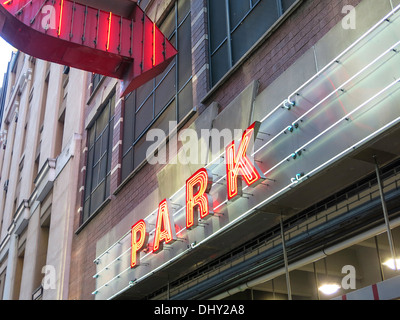 Garage Parking Sign in NYC Banque D'Images