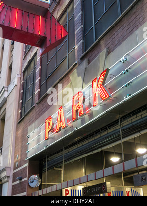 Garage Parking Sign in NYC Banque D'Images