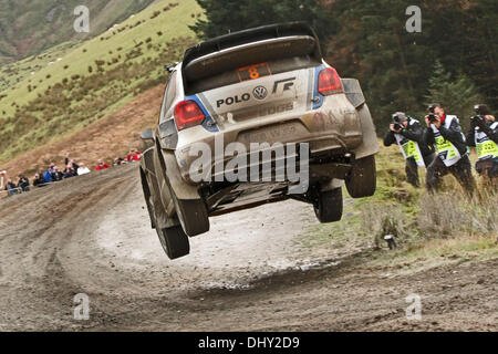 Powys, Pays de Galles. 15 nov., 2013. La seconde passe de l'étape de Myherin (SS9) pendant 2 jours de Wales Rally GB, la finale du Championnat des rallyes de la FIA 2013 Word. Sebastien Ogier (FR) / Julien Ingrassia (FR) - Volkswagen Polo WRC : Action Crédit Plus Sport/Alamy Live News Banque D'Images