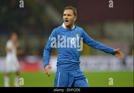 Milan, Italie. 15 nov., 2013. L'Italie Domenico Criscito gestes pendant le match de football amical entre l'Italie et l'Allemagne au stade Giuseppe Meazza (San Siro) à Milan, Italie, 15 novembre 2013. Photo : Andreas Gebert/dpa/Alamy Live News Banque D'Images