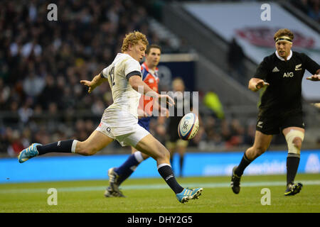 London, UK. 16 Nov, 2013. L'Angleterre est Billy Twelvetrees, coups de la balle pendant le QBE International rugby union match entre l'Angleterre et la Nouvelle-Zélande a joué dans Twckenham Stadium, le 16 novembre 2013 à Twickenham, en Angleterre. Credit : Mitchell Gunn/ESPA/Alamy Live News Banque D'Images