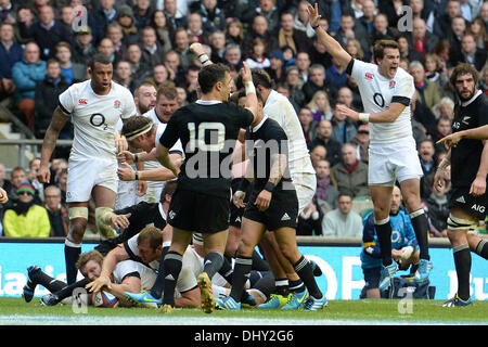 London, UK. 16 Nov, 2013. England's Joe Launchbury, marque un essai au cours de la QBE International rugby union match entre l'Angleterre et la Nouvelle-Zélande a joué dans Twckenham Stadium, le 16 novembre 2013 à Twickenham, en Angleterre. Credit : Mitchell Gunn/ESPA/Alamy Live News Banque D'Images