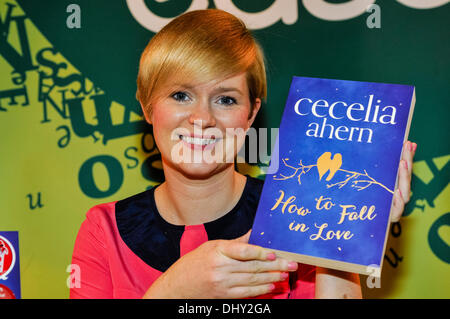 Belfast, en Irlande du Nord, Royaume-Uni. 16 Nov 2013 - auteur irlandaise Cecelia Ahern signe des exemplaires de son nouveau livre "Comment tomber en amour' Crédit : Stephen Barnes/Alamy Live News Banque D'Images