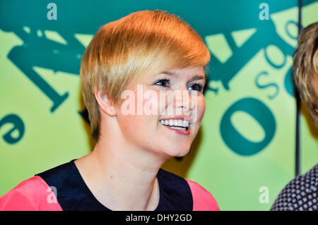 Belfast, en Irlande du Nord, Royaume-Uni. 16 Nov 2013 - auteur irlandaise Cecelia Ahern signe des exemplaires de son nouveau livre "Comment tomber en amour' Crédit : Stephen Barnes/Alamy Live News Banque D'Images