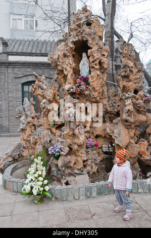 Statue de Notre Dame dans l'église Saint-Michel (Dongjiao Minxiang ou Eglise française) - Église catholique construite en 1901 à Beijing, Chine Banque D'Images