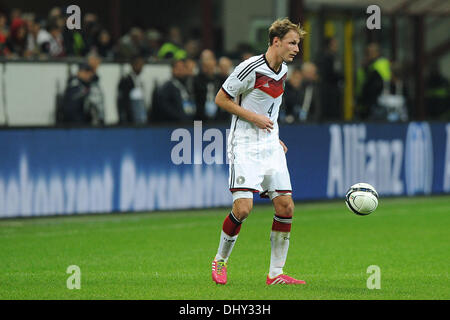 Milan, Italie. 15 nov., 2013. L'Allemagne Benedikt Hoewedes en action pendant les hymnes nationaux avant le match de football amical entre l'Italie et l'Allemagne au stade Giuseppe Meazza (San Siro) à Milan, Italie, 15 novembre 2013. Photo : afp/Revierfoto - AUCUN FIL - SERVICE/dpa/Alamy Live News Banque D'Images