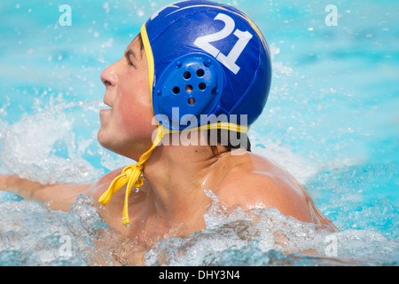 Teenage Boy dans un match de water-polo preuve de détermination Banque D'Images