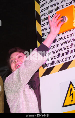 Londres, Royaume-Uni. 16 novembre 2013. Sur la photo : Helen McCrory. Acteurs Damian Lewis et Helen McCrory, mari et femme, allumer les lumières de Noël au Festival de Noël à Highgate Village, London, UK. Photo : Nick Savage/Alamy Live News Banque D'Images