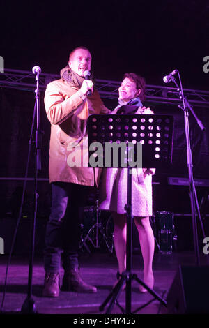 Londres, Royaume-Uni. 16 novembre 2013. Acteurs Damian Lewis et Helen McCrory, mari et femme, allumer les lumières de Noël au Festival de Noël à Highgate Village, London, UK. Photo : Nick Savage/Alamy Live News Banque D'Images