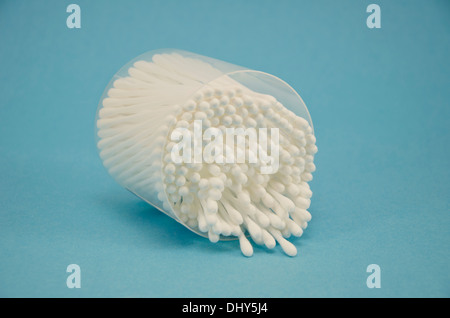 Paquet de coton-tige pour nettoyer les oreilles sur fond bleu Banque D'Images