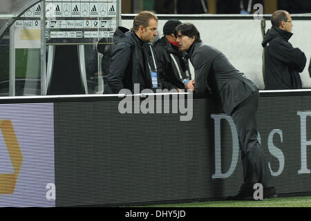 Milan, Italie. 15 nov., 2013. L'entraîneur-chef de l'Allemagne Joachim Loew (R) et l'entraîneur adjoint, Hans-Dieter Flick (L) sont illustrés au cours du match de football amical entre l'Italie et l'Allemagne au stade Giuseppe Meazza (San Siro) à Milan, Italie, 15 novembre 2013. Photo : afp/Revierfoto - AUCUN FIL - SERVICE/dpa/Alamy Live News Banque D'Images