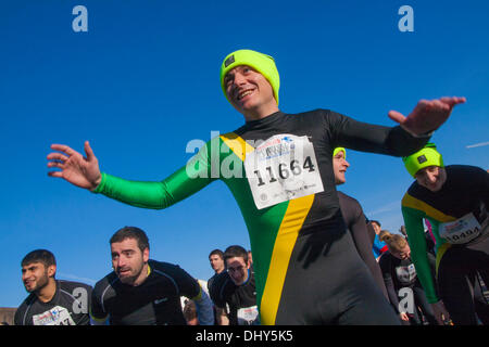 Battersea, Londres, Royaume-Uni. 16 novembre 2013. Un competotor se réchauffe au Men's Health La survie du plus fort de l'événement 2013 à Battersea Power Station. Crédit : Paul Davey/Alamy Live News Banque D'Images