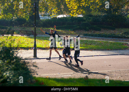 Battersea, Londres, Royaume-Uni. 16 novembre 2013. Les concurrents courent dans le soleil à travers Battersea Park au cours de la santé masculine la survie du plus fort de l'événement 2013 à Battersea Power Station. Crédit : Paul Davey/Alamy Live News Banque D'Images