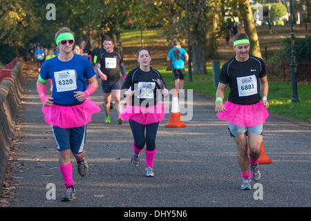 Battersea, Londres, Royaume-Uni. 16 novembre 2013. Vêtus de tutus, les concurrents traversent Battersea Park au cours de la santé masculine la survie du plus fort de l'événement 2013 à Battersea Power Station. Crédit : Paul Davey/Alamy Live News Banque D'Images