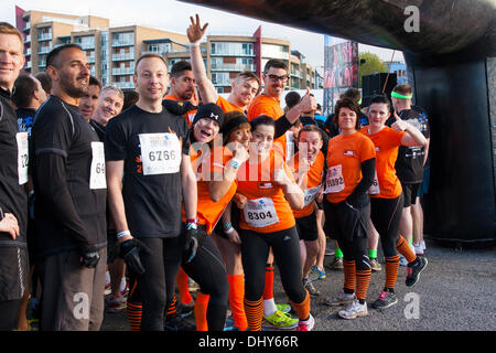 Battersea, Londres, Royaume-Uni. 16 novembre 2013. Les concurrents se préparent à la race excité à la santé masculine la survie du plus fort de l'événement 2013 à Battersea Power Station. Crédit : Paul Davey/Alamy Live News Banque D'Images