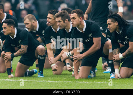 Londres, Royaume-Uni. 16 Nov, 2013. Effectuer le Haka néo-zélandais avant l'International Rugby Union montage approprié entre l'Angleterre et la Nouvelle-Zélande de Twickenham. Credit : Action Plus Sport/Alamy Live News Banque D'Images