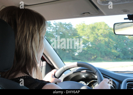 Jeune femme attentivement et soigneusement de conduire la voiture Banque D'Images