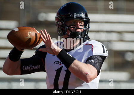 Piscataway, New Jersey, USA. 16 Nov, 2013. 16 novembre 2013 : Cincinnati Bearcats quarterback Brendon Kay (11) se réchauffe avant le match entre Cincinnati Bearcats et Rutgers Scarlet Knights à Highpoint Solutions Stadium à Piscataway, New Jersey © csm/Alamy Live News Banque D'Images