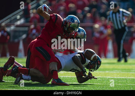 Piscataway, New Jersey, USA. 16 Nov, 2013. 16 novembre 2013 : Cincinnati Bearcats receveur Anthony McClung (6) fumbles la balle pendant le jeu entre Cincinnati Bearcats et Rutgers Scarlet Knights à Highpoint Solutions Stadium à Piscataway, New Jersey © csm/Alamy Live News Banque D'Images
