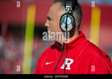 Piscataway, New Jersey, USA. 16 Nov, 2013. 16 novembre 2013 : Rutgers Scarlet Knights entraîneur en chef Kyle regarde sur l'alimentation pendant le jeu entre Cincinnati Bearcats et Rutgers Scarlet Knights à Highpoint Solutions Stadium à Piscataway, New Jersey © csm/Alamy Live News Banque D'Images