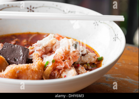 Un plat de poulet et nouilles Banque D'Images