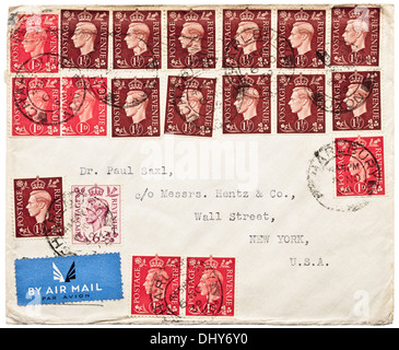 1939 British war-time air-mail enveloppe avec 2/6d du roi George VI multiples les valeurs des timbres qu'il a adressées à l'Amérique. Banque D'Images