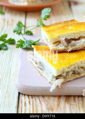 Tranches de gâteau avec du chou frit, de l'alimentation Banque D'Images