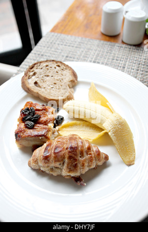 Fiche technique pain aux bananes et pain grillé dans un plat blanc de petit-déjeuner. Banque D'Images