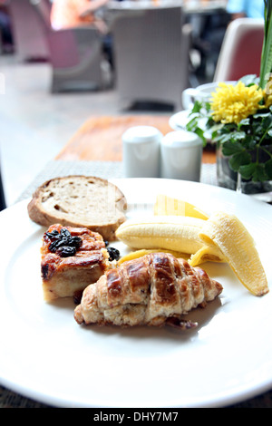 Fiche technique pain aux bananes et pain grillé dans un plat blanc de petit-déjeuner. Banque D'Images